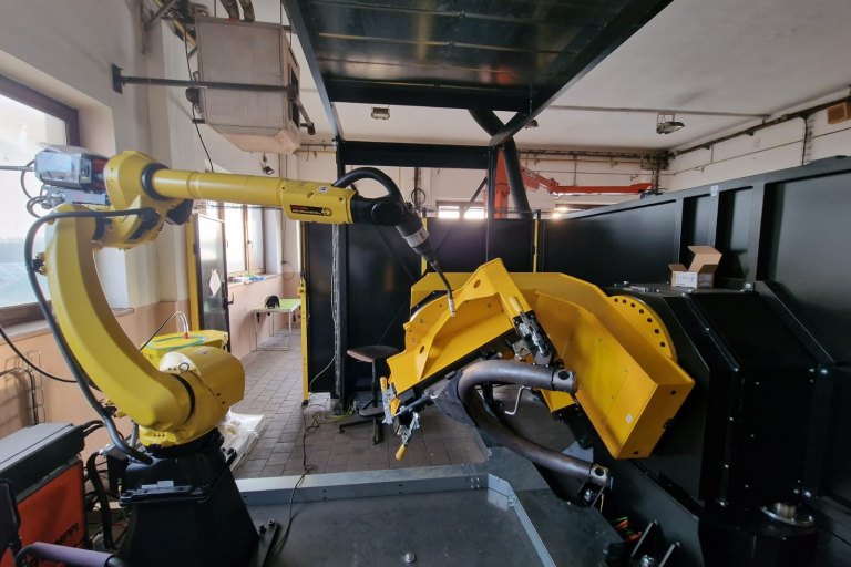 Robot svařování Fanuc s 5-ti osým polohovadlem a svářečkou Kempi - foto č. 2